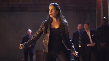 La reina de las sombras 1x1