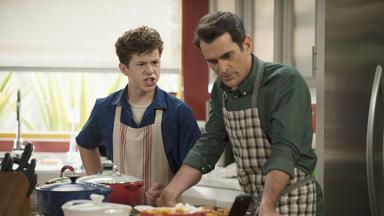 Modern Family 6x8