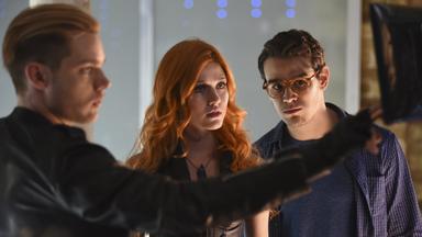 Cazadores de sombras 1x2