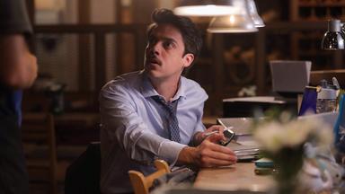 Cómo sobrevivir soltero 1x8