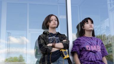Paper Girls 1x2